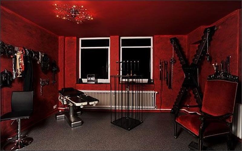 A skilled Dominatrix and Fetishist seeking for a serious slave & Sub