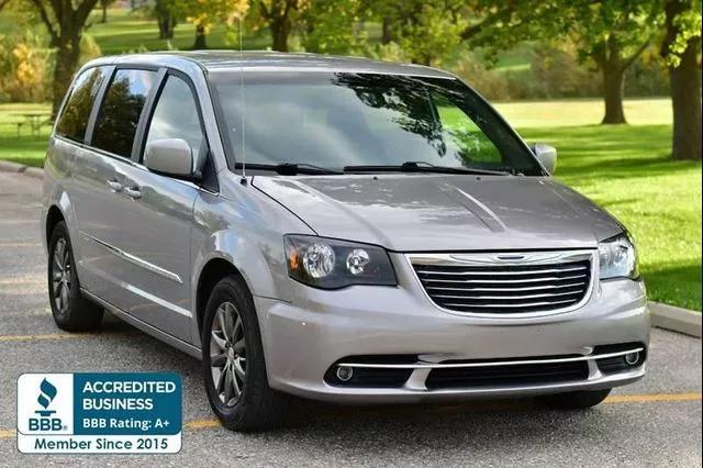  2016 Chrysler Town & Country S